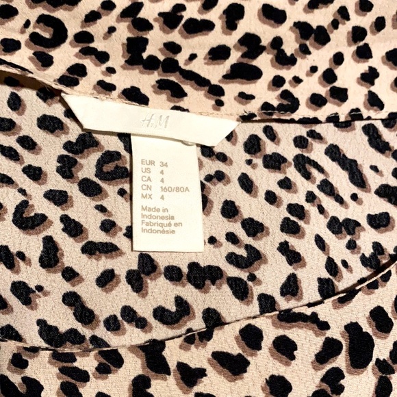 H&M Short Sleeve Crew Neck Leopard Print Blouse - Picture 5 of 6